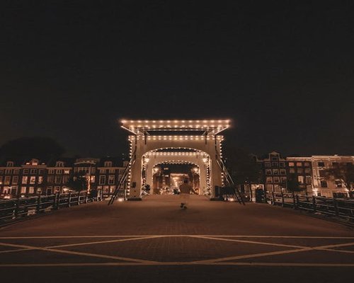 Persona caminando tranquilamente por una calle iluminada