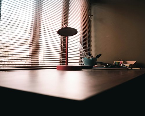 Vaso de agua en un escritorio