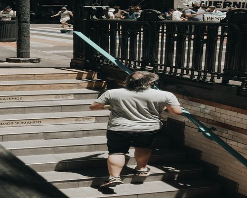 Persona subiendo escaleras