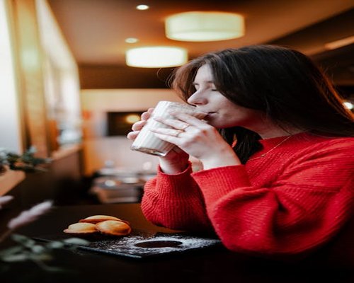 Persona disfrutando de un café tranquilo antes de iniciar su jornada